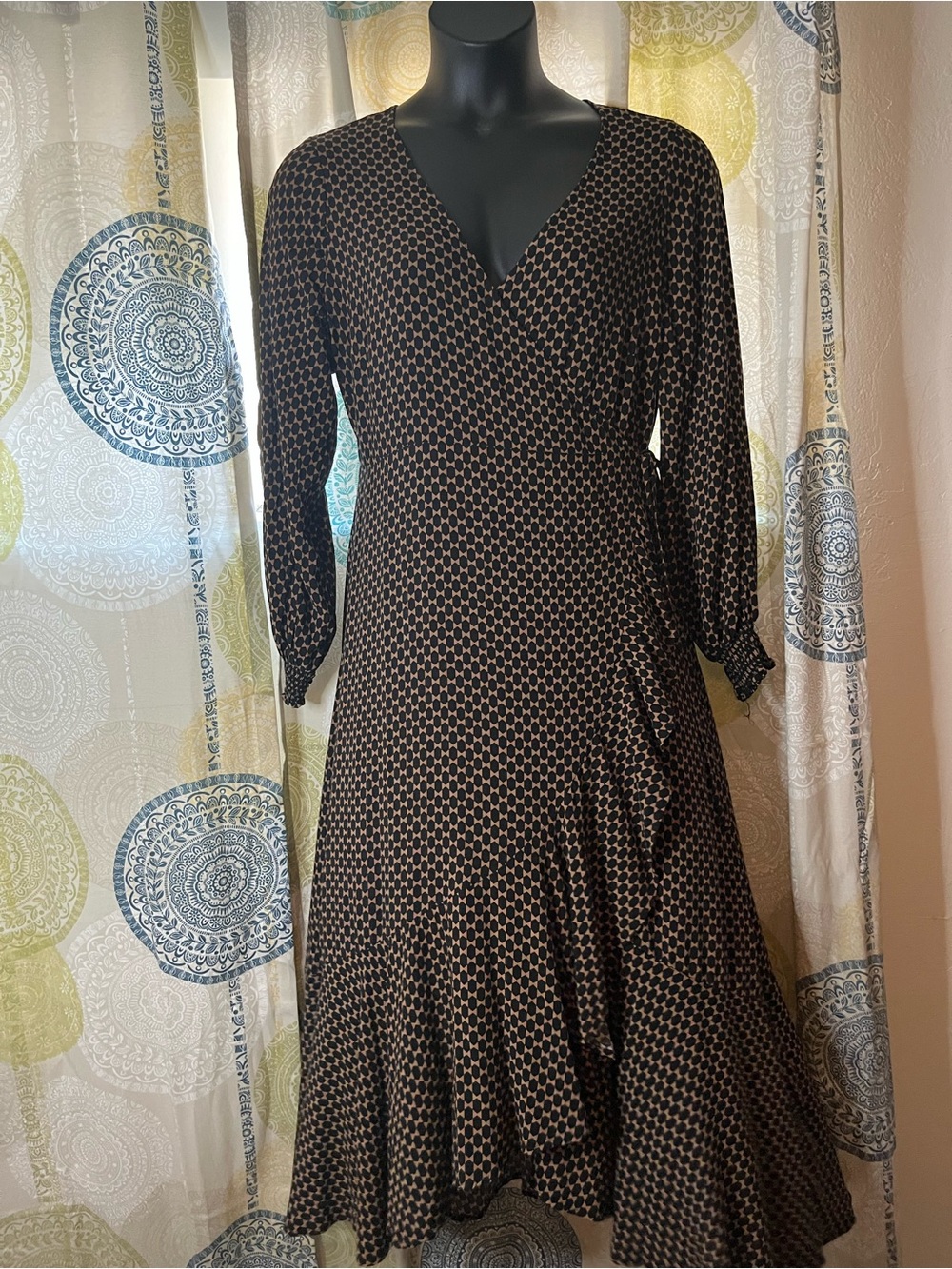 Geometric Wrap-Style Long Sleeve Midi Dress in Black and Tan